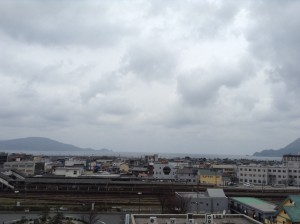 部屋の窓から長門駅とその向こうに日本海が見えます。 ドンより曇った空と遠くに浮かぶ島々が