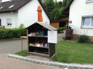 中に置いて有るのはイチゴやチェリー、野菜少々、ジャムなど